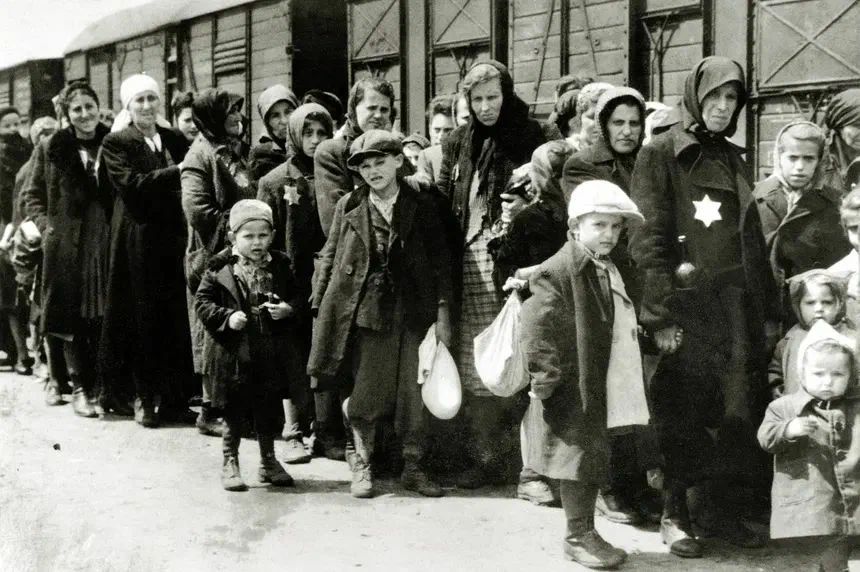 Еврейские пленники у поезда